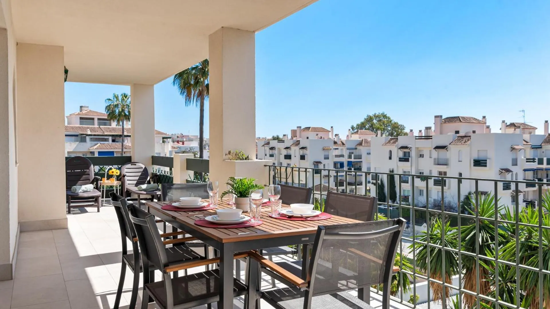 Апартаменты Lovely 2-Bed 10 Mins Walk From Puerto Banus Марбелья