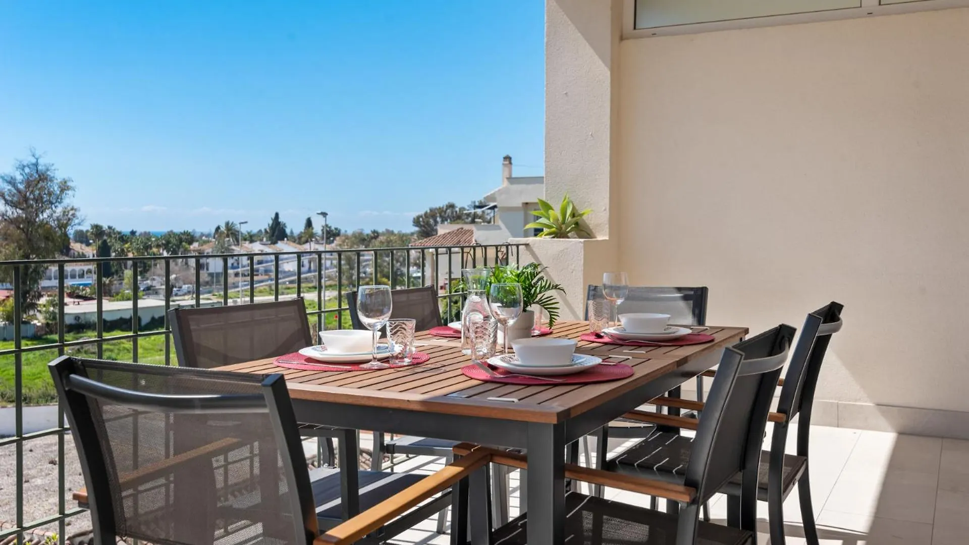 Lovely 2-Bed 10 Mins Walk From Puerto Banus Марбелья