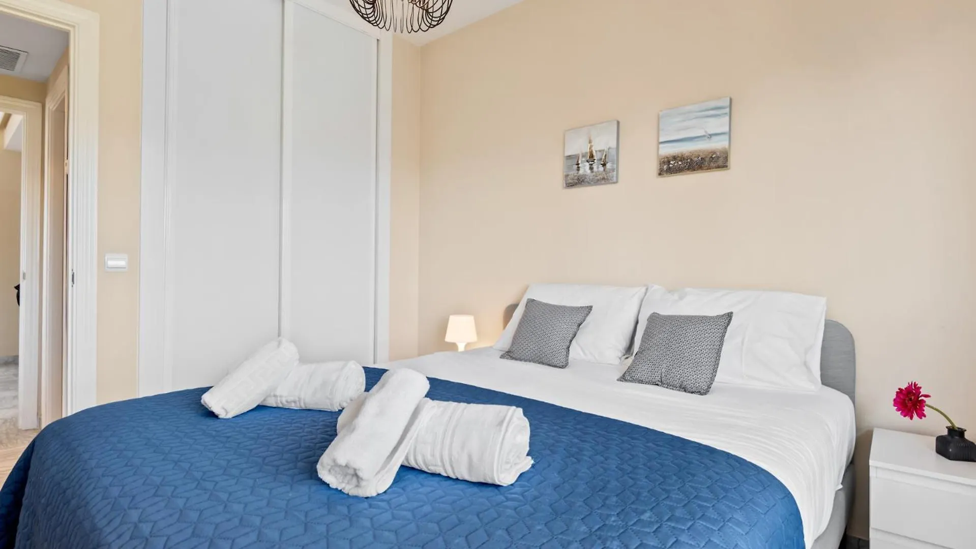 Апартаменты Lovely 2-Bed 10 Mins Walk From Puerto Banus Марбелья