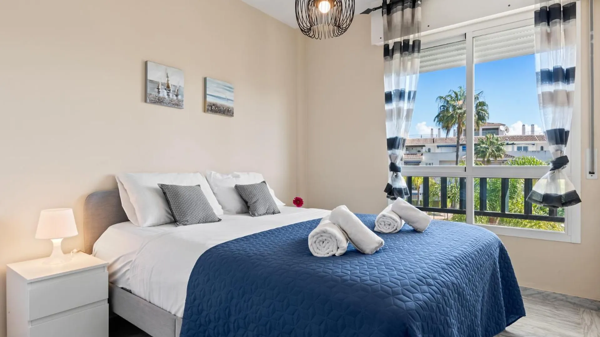 Lovely 2-Bed 10 Mins Walk From Puerto Banus Марбелья Апартаменты