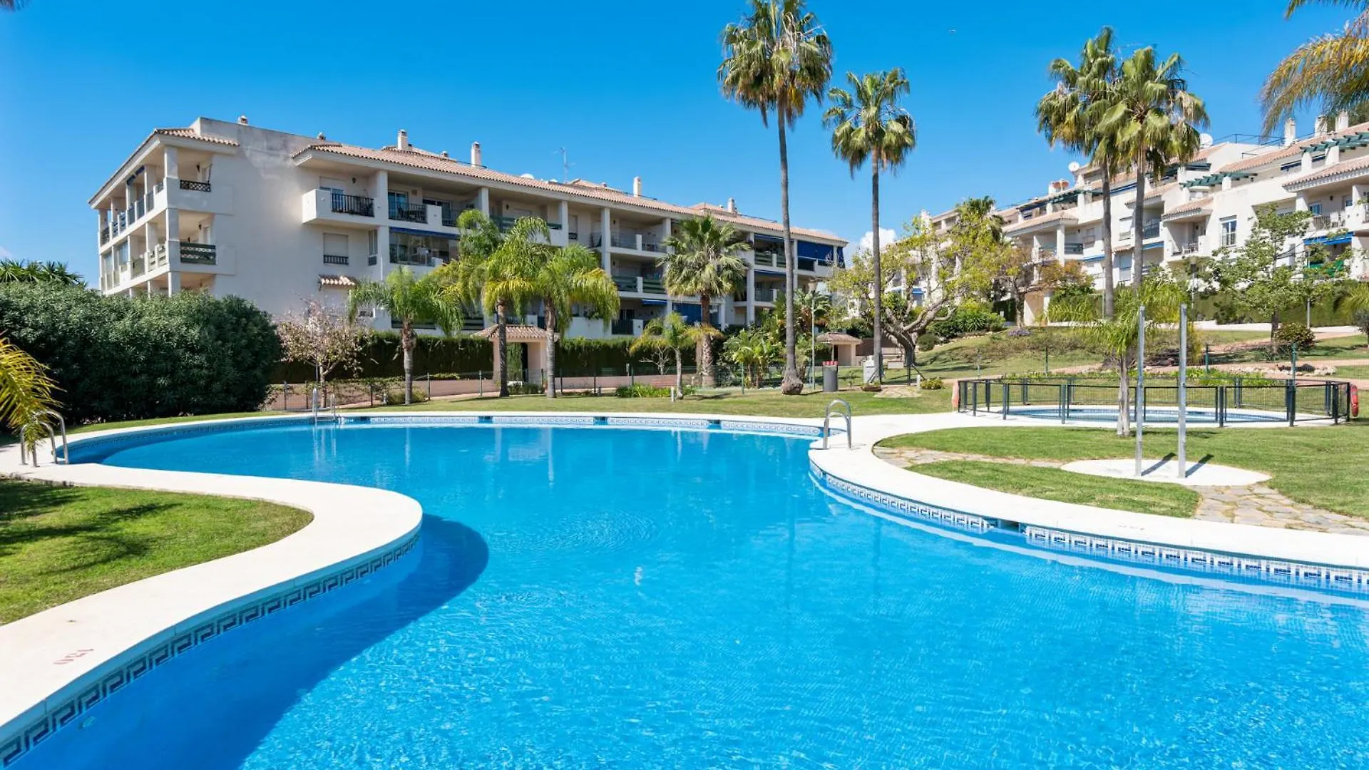 Lovely 2-Bed 10 Mins Walk From Puerto Banus Марбелья