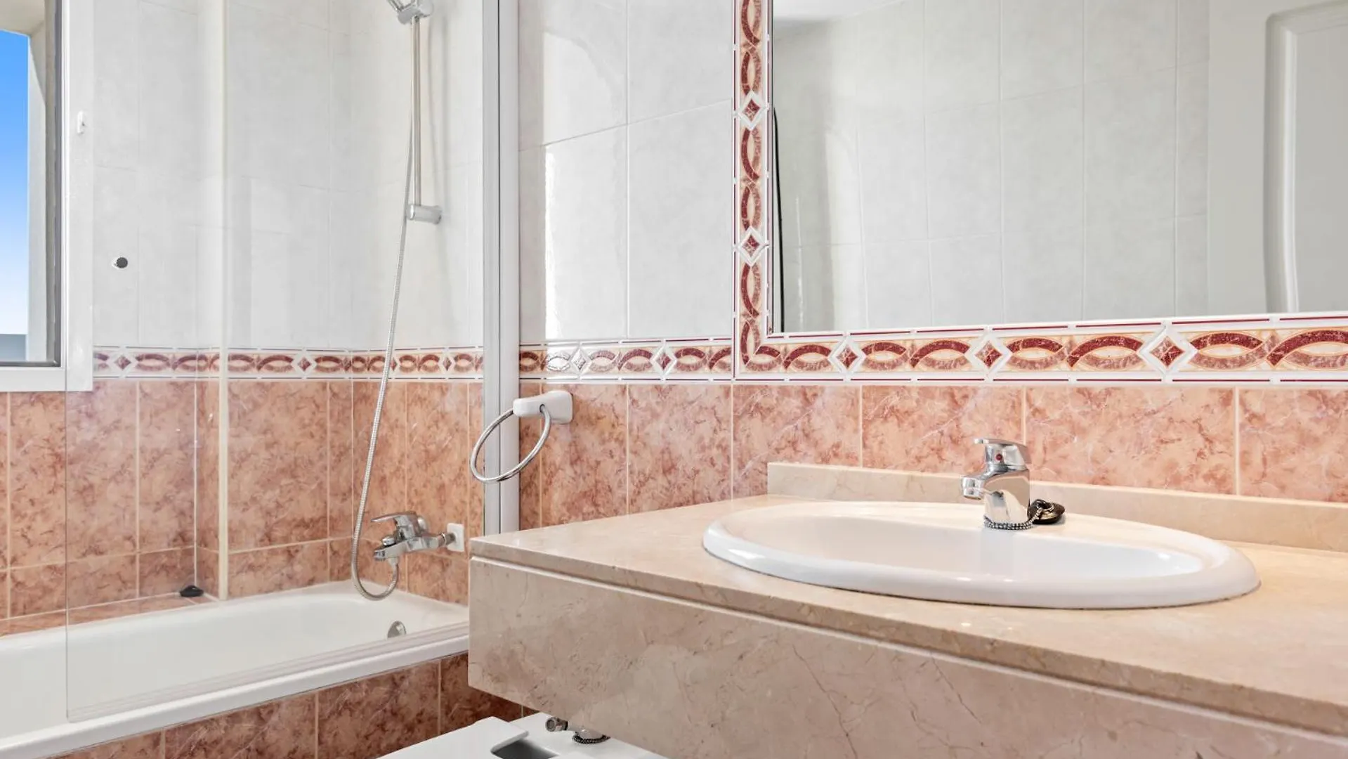 Lovely 2-Bed 10 Mins Walk From Puerto Banus Марбелья