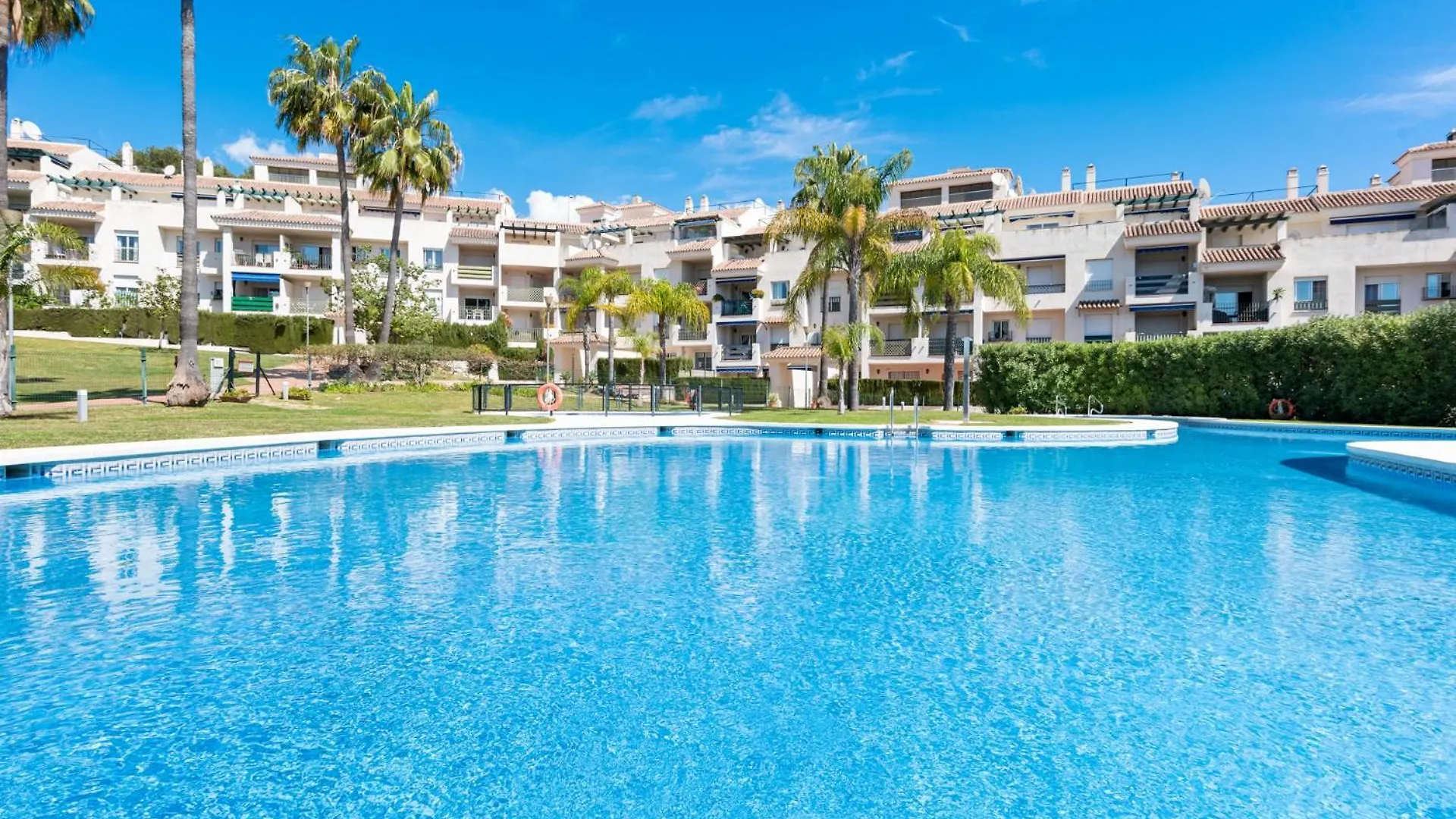 Lovely 2-Bed 10 Mins Walk From Puerto Banus Марбелья 0*,