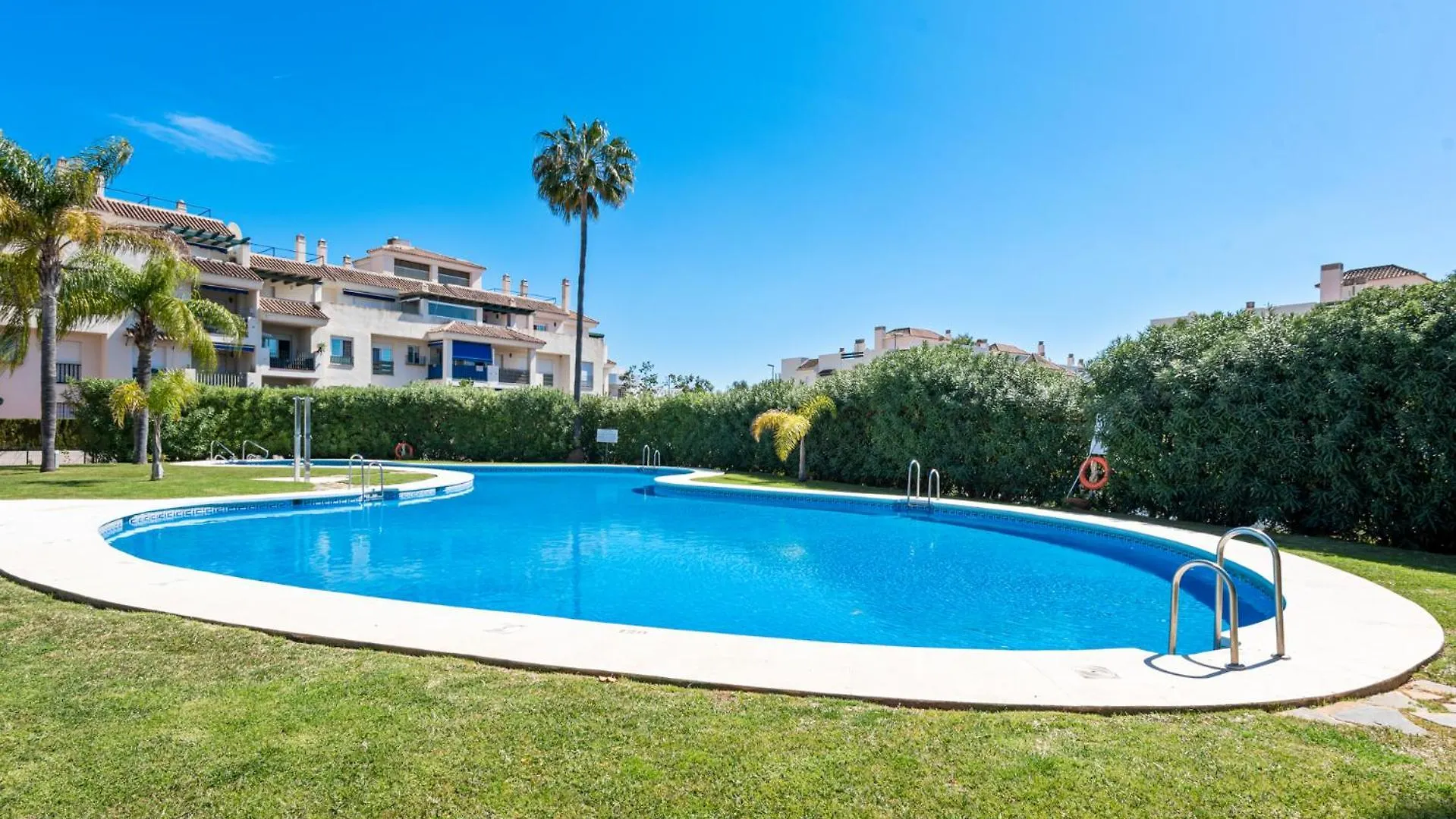 Lovely 2-Bed 10 Mins Walk From Puerto Banus Марбелья Апартаменты