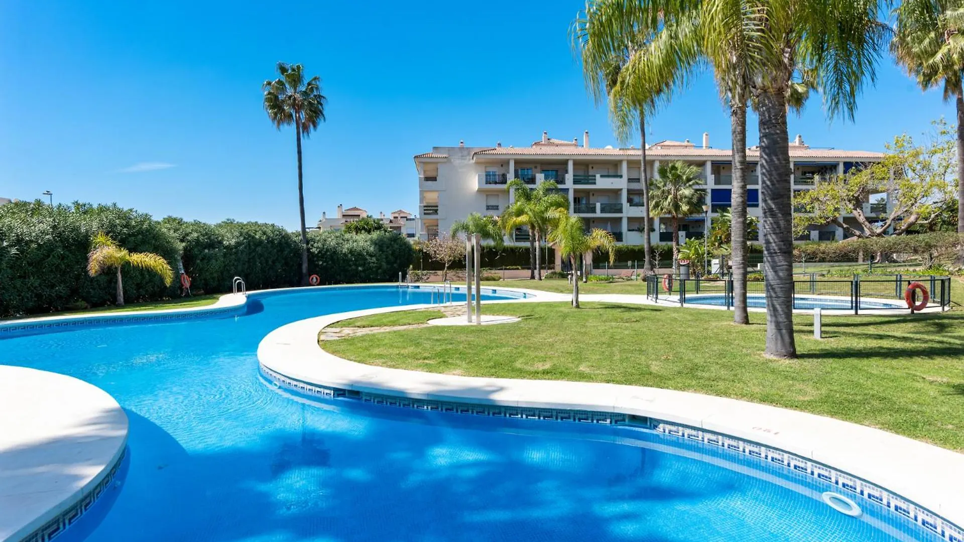 Lovely 2-Bed 10 Mins Walk From Puerto Banus Марбелья 0*,