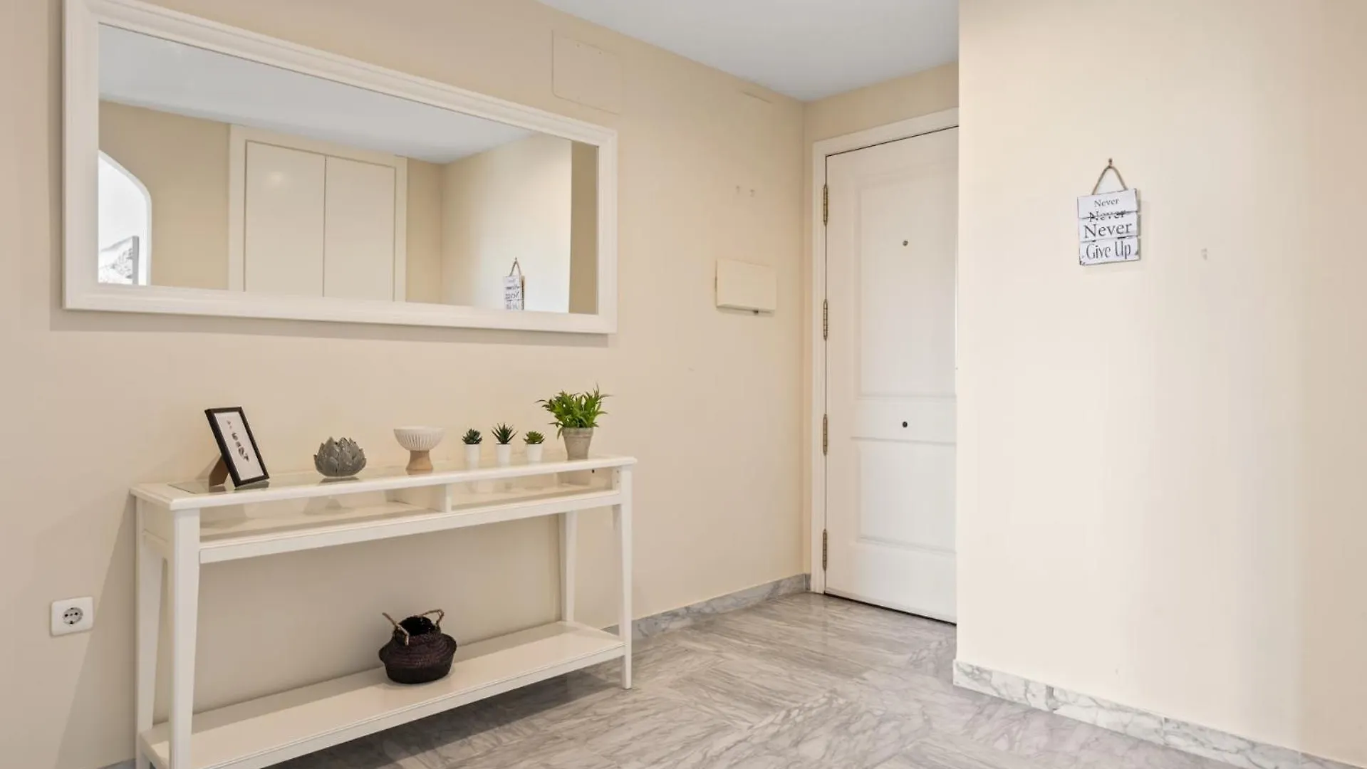 Apartment Lovely 2-Bed 10 Mins Walk From Puerto Banus Marbella